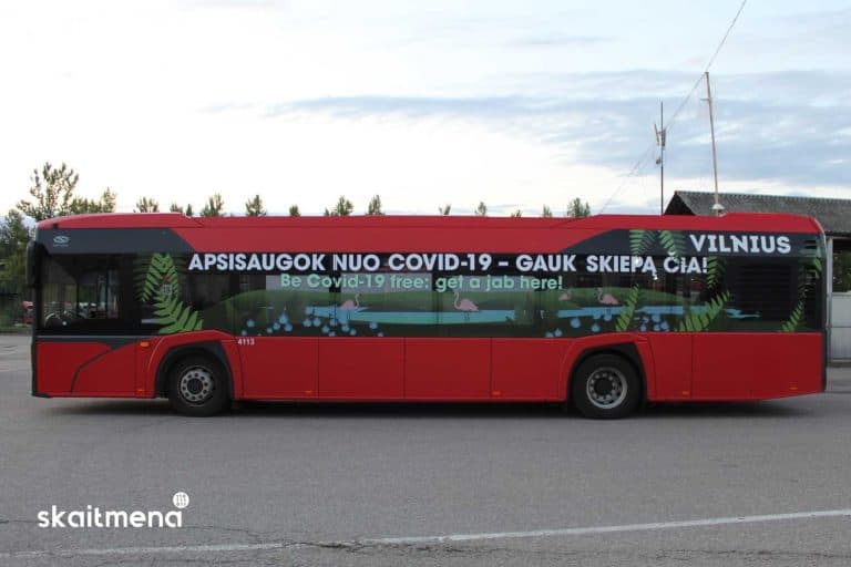 Apklijuotas autobusas