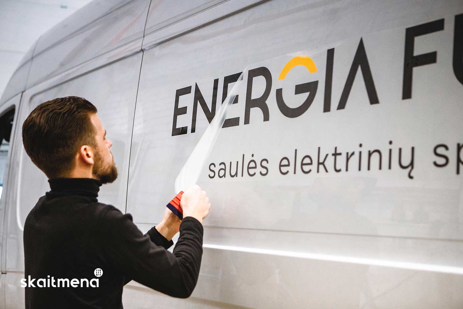 Apklijuota Energia futura automobilis